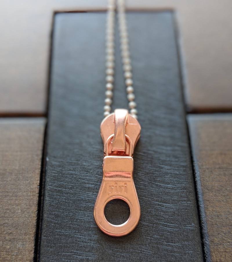Rose Gold Runden Reißverschluss-Halskette Rose Gold Runden Reißverschluss-Halskette von KRE8tIVEiNDUSTRIES