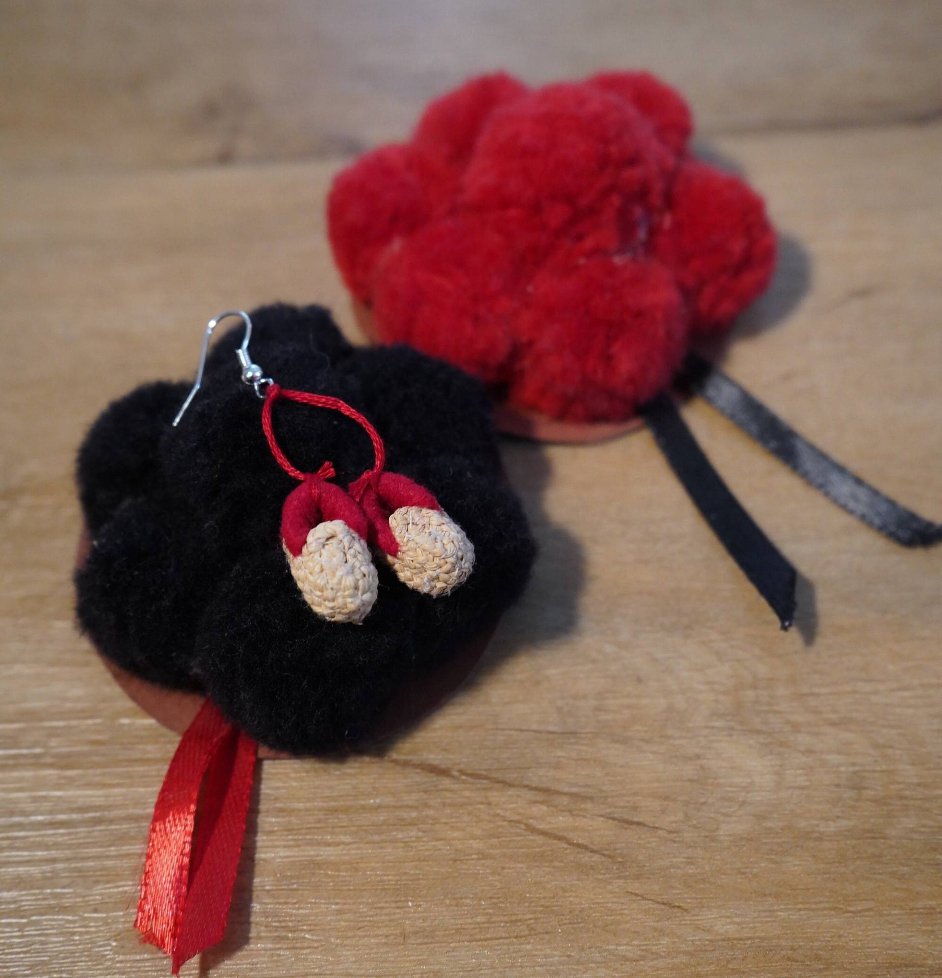 Handgemachte Mini-strohschuh-Ohrringe Aus Bast Und Filz - Traditionell, Verspielt & Farbenfroh Dem Schwarzwald 1Paar Handgemachte Mini-strohschuh-Ohrringe Aus Bast Und Filz - Traditionell, Verspielt & Farbenfroh Dem Schwarzwald 1Paar von KREATIVmomenteDEKO