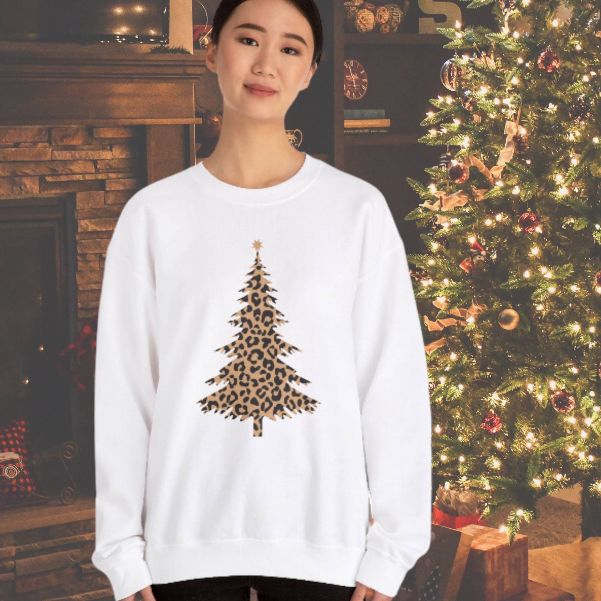 Weihnachtspullover Für Damen, Weihnachtspullis, Baum Leolook Weihnachtspullover Für Damen, Weihnachtspullis, Baum Leolook von KREMAdesign24