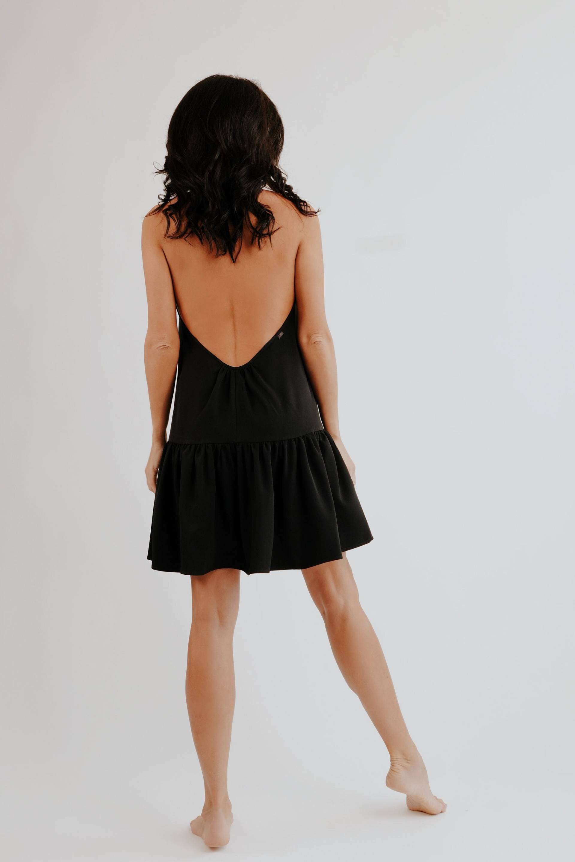 Schwarzes Kurzes Rüschenkleid Mit Offenem Rücken, Damen-Frühlingskleider. Kleider Für Frauen. Kleidermuster. Kleid Schwarzes Kurzes Rüschenkleid Mit Offenem Rücken, Damen-Frühlingskleider. Kleider Für Frauen. Kleidermuster. Kleid von KRIKLclothing