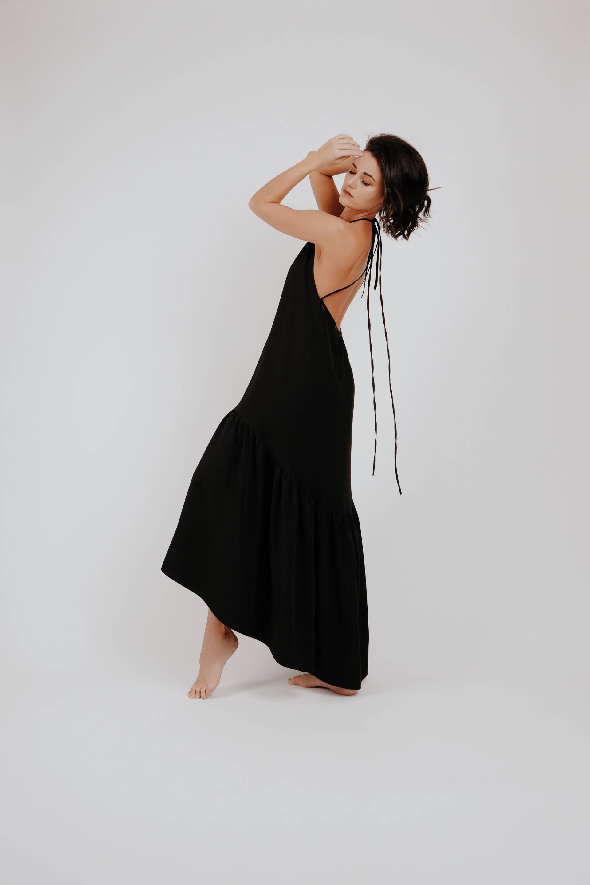 Schwarzes Langes Rüschenkleid Mit Offenem Rücken, Partykleid, Kleid, Damenkleidung, Damenstil, Basic Krikl, Made in Lettland Schwarzes Langes Rüschenkleid Mit Offenem Rücken, Partykleid, Kleid, Damenkleidung, Damenstil, Basic Krikl, Made in Lettland von KRIKLclothing