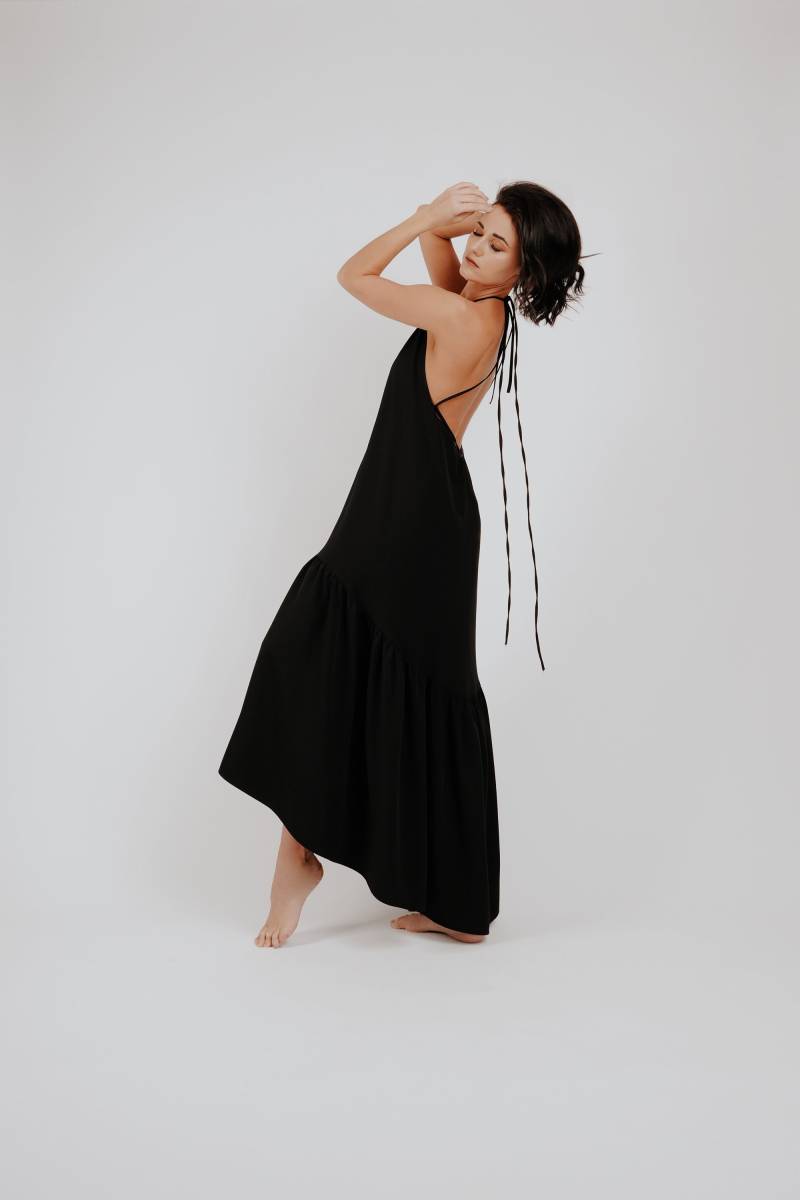 Schwarzes Langes Rüschenkleid Mit Offenem Rücken, Partykleid, Kleid, Damenkleidung, Damenstil, Basic Krikl, Made in Lettland Schwarzes Langes Rüschenkleid Mit Offenem Rücken, Partykleid, Kleid, Damenkleidung, Damenstil, Basic Krikl, Made in Lettland von KRIKLclothing