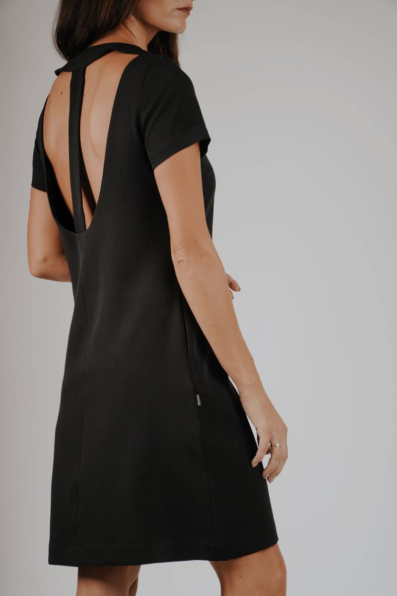 Schwarzes Minikleid Mit Taschen Und Offenem Rücken, Kleines Schwarzes, Krikl, Made in Lettland Schwarzes Minikleid Mit Taschen Und Offenem Rücken, Kleines Schwarzes, Krikl, Made in Lettland von KRIKLclothing