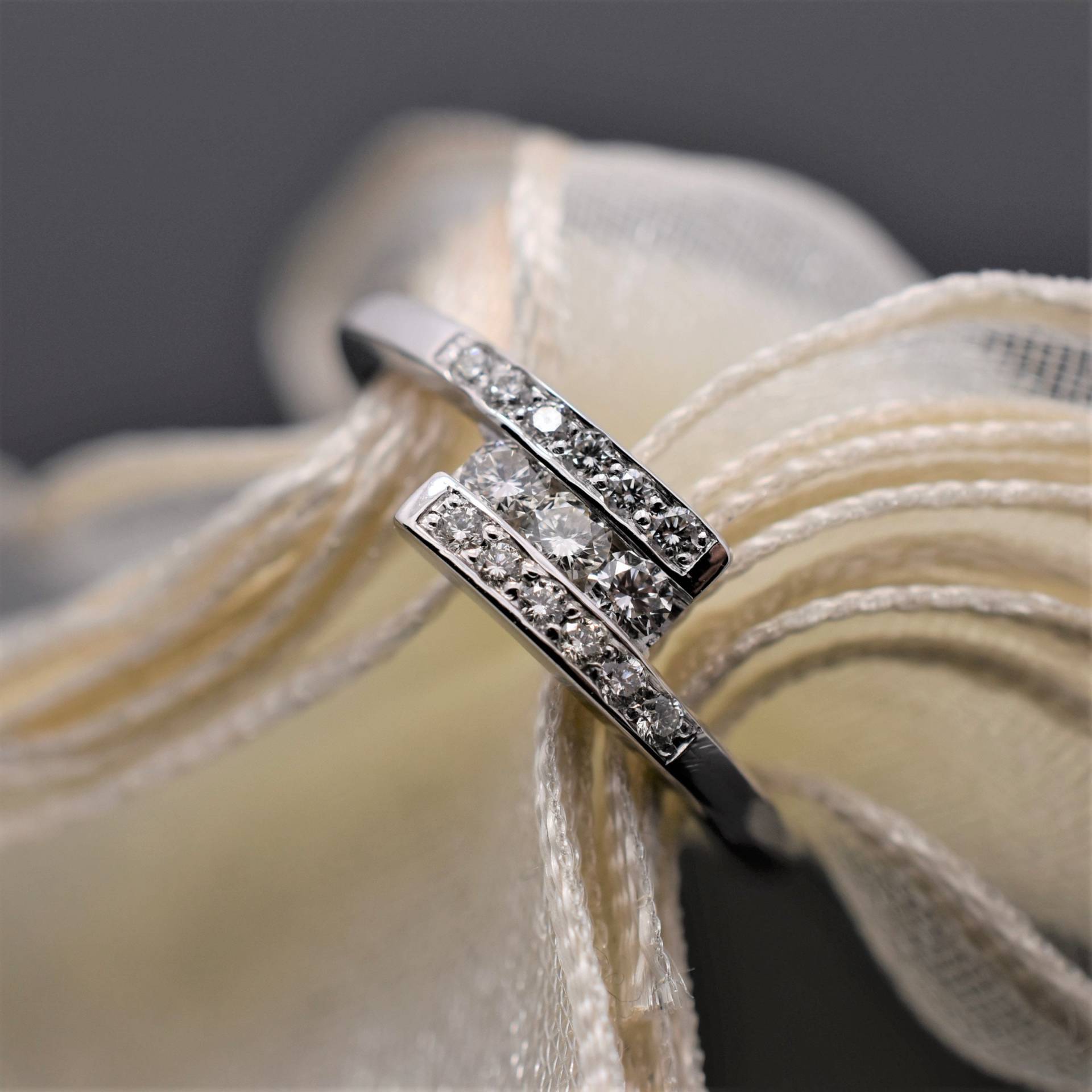 Diamant Ring, Verlobungsring, Gold Frauen Weißgold 14K Bypass Rund Ring von KRUTOjewelry