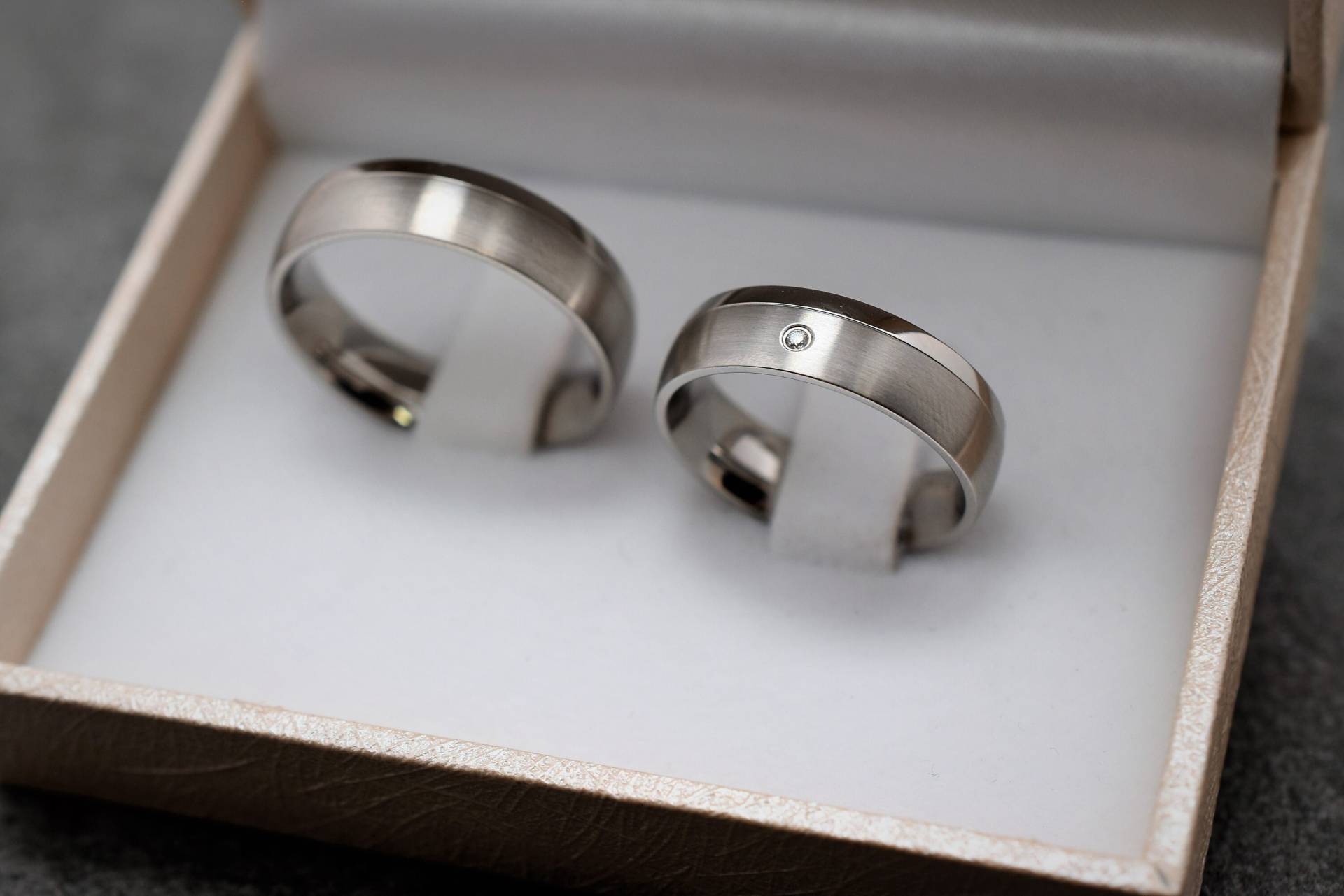 Paar Ehering Set, Edelstahl Trauringe Seine Und Ihre Ringe, Hochzeitstag Ring, Stahl Eheringe Bänder von KRUTOjewelry