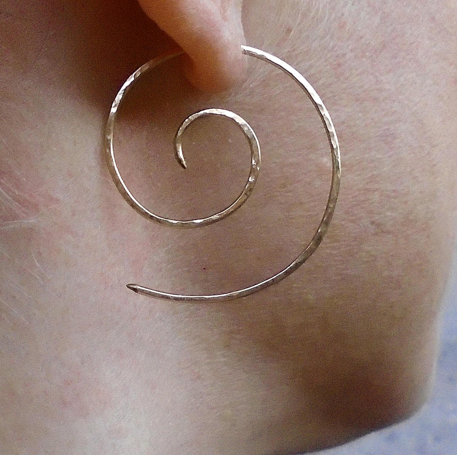 14K Gold Fill Spiral-Ohrringe Gehämmertes Threader Design 14K Gold Fill Spiral-Ohrringe Gehämmertes Threader Design von KRaczJewelry