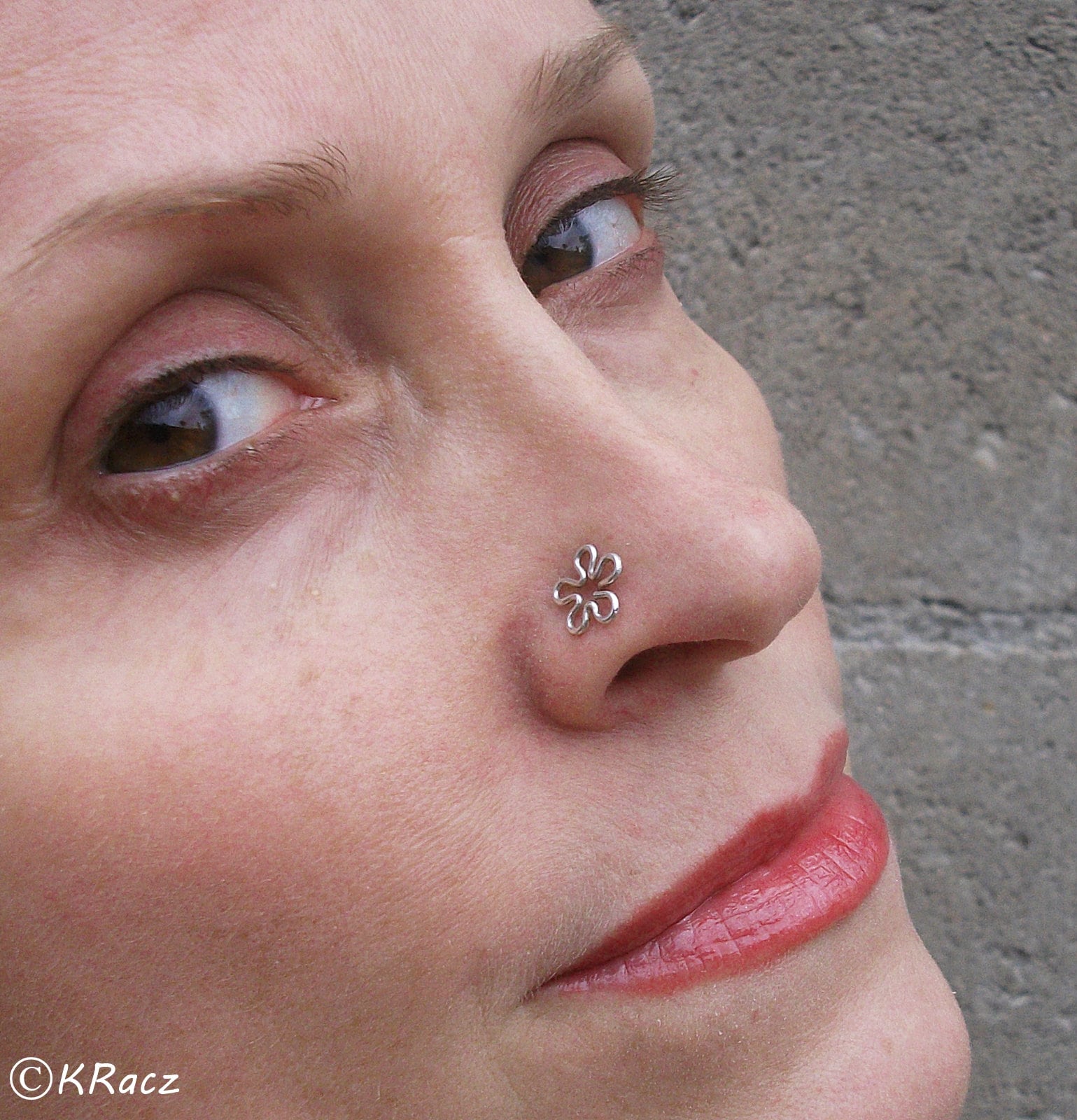 Gehämmerter Sterling Silber Blumen Nasenstecker - 22Ga Handgefertigtes Tragus Piercing Gehämmerter Sterling Silber Blumen Nasenstecker - 22Ga Handgefertigtes Tragus Piercing von KRaczJewelry
