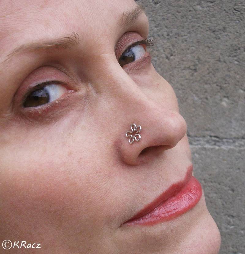 Gehämmerter Sterling Silber Blumen Nasenstecker - 22Ga Handgefertigtes Tragus Piercing Gehämmerter Sterling Silber Blumen Nasenstecker - 22Ga Handgefertigtes Tragus Piercing von KRaczJewelry