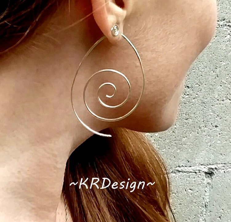 Gehämmerte Sterling Silber Spiral Creolen Leichtes Swirl Design Gehämmerte Sterling Silber Spiral Creolen Leichtes Swirl Design von KRaczJewelry
