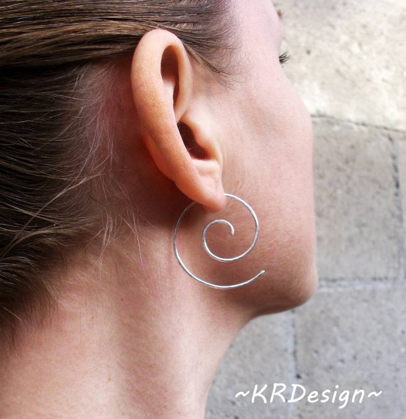 Gehämmerte Sterling Silber Spiral Hoop Ohrringe Gehämmerte Sterling Silber Spiral Hoop Ohrringe von KRaczJewelry
