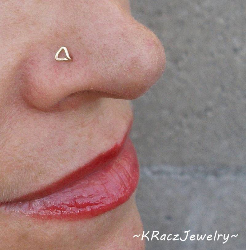 Gold Filled Dreieck Nasenstecker Handgemachtes Tragus Piercing Gold Filled Dreieck Nasenstecker Handgemachtes Tragus Piercing von KRaczJewelry