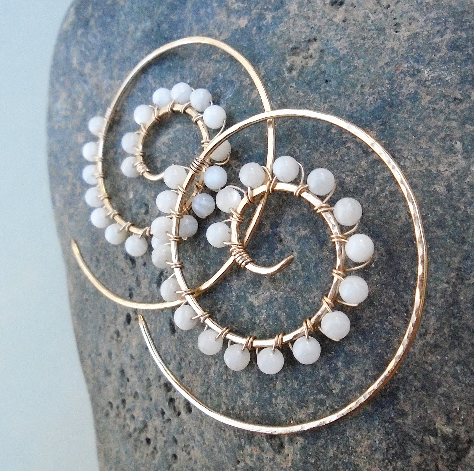 Gold Filled Spiral Hoop Ohrringe Perlmutt Perlen Einfädler Gold Filled Spiral Hoop Ohrringe Perlmutt Perlen Einfädler von KRaczJewelry