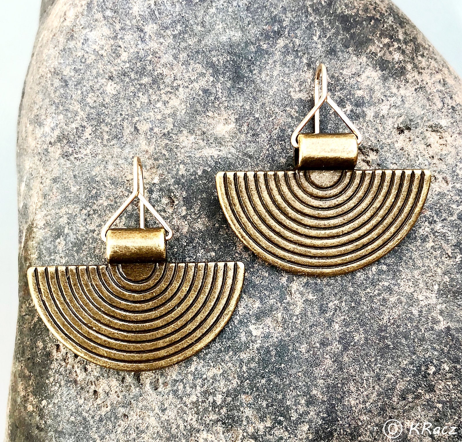 Gold Mond Ohrringe Antikmessing Halbkreis Gold Mond Ohrringe Antikmessing Halbkreis von KRaczJewelry