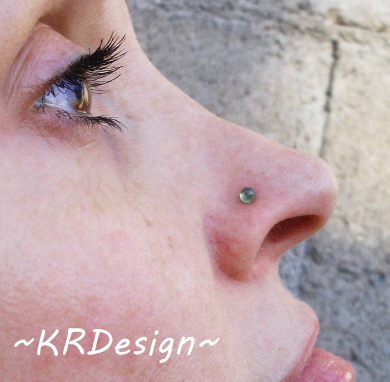 Handgefertigter Peridot Nasenstecker Sterling Silber Tragus Ohrring Handgefertigter Peridot Nasenstecker Sterling Silber Tragus Ohrring von KRaczJewelry