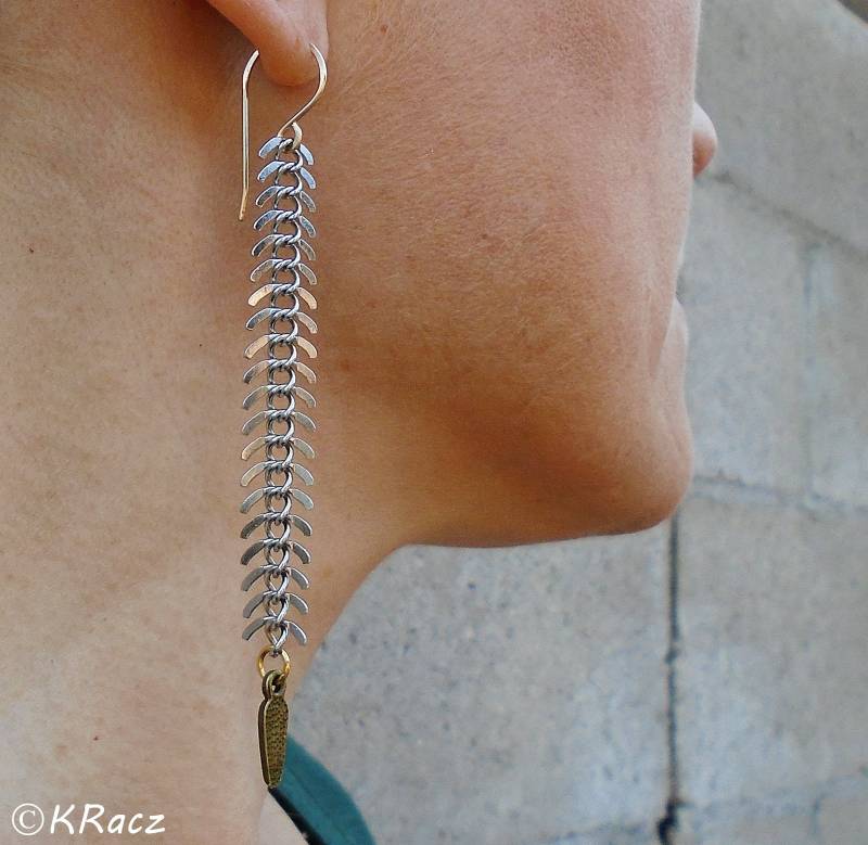 Mix Metal Fishbone Kettenohrringe Lange Ohrringe Mit Messingakzent von KRaczJewelry