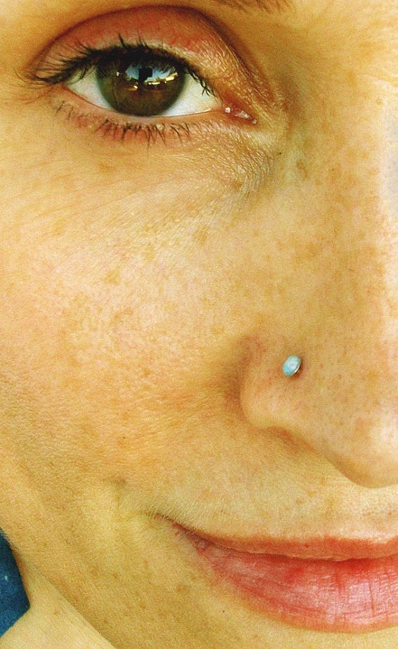 Handgemachter Opal Nasenstecker Weißer Oder Blauer Stein von KRaczJewelry