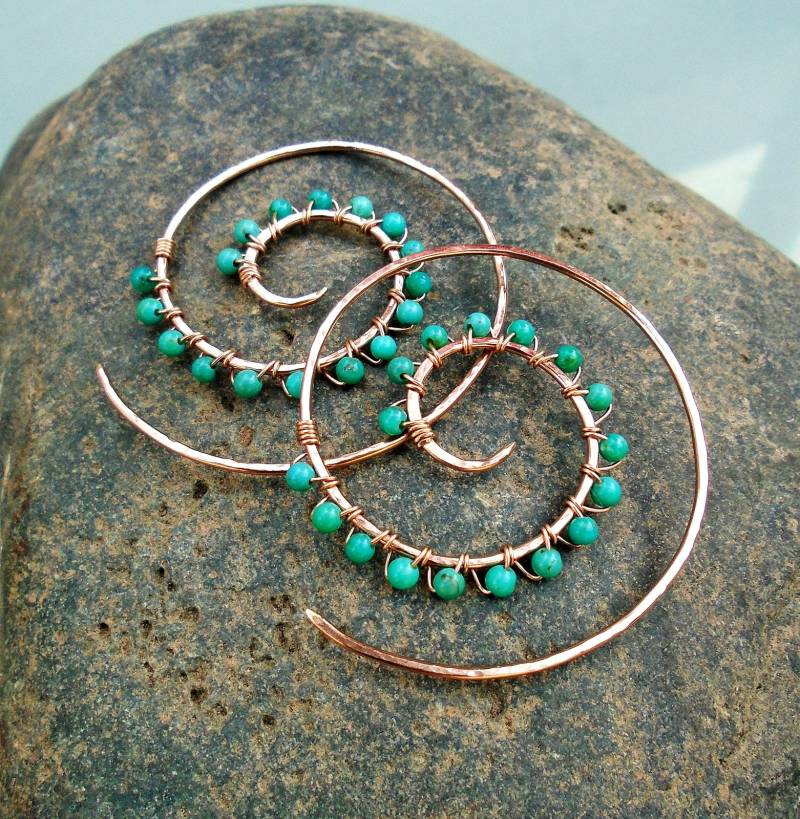 Rosegold Creolen, Türkis Spiral Ohrring, Gehämmerte Metall Blaue Edelstein Gemessene Ohrringe Rosegold Creolen, Türkis Spiral Ohrring, Gehämmerte Metall Blaue Edelstein Gemessene Ohrringe von KRaczJewelry