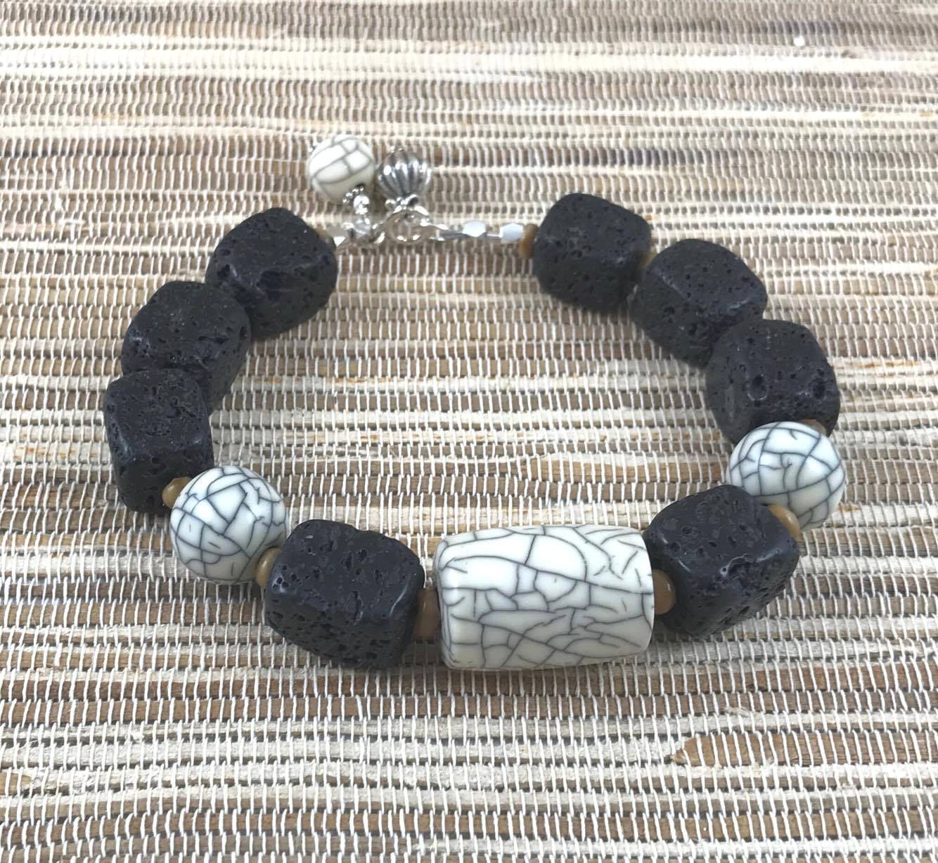Armband Aus Schwarzer Lava, Sterling Silber Und Acrylperlen Armband Aus Schwarzer Lava, Sterling Silber Und Acrylperlen von KRiceDesigns