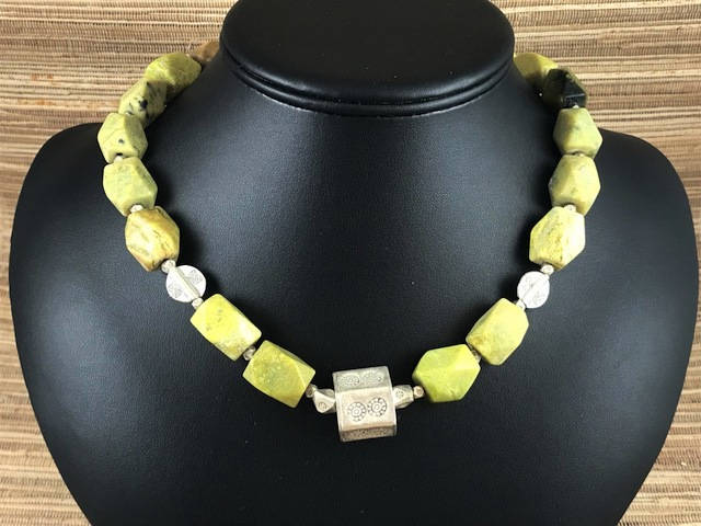 Gelber Türkis, Karen Hill Tribe Handgemachte Silber Perlen Und Bali Knebel Kette Gelber Türkis, Karen Hill Tribe Handgemachte Silber Perlen Und Bali Knebel Kette von KRiceDesigns