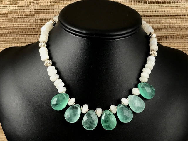 Grüne Fluorit Brioletten, Mondstein Rondelle Und Sterling Silber Halskette Grüne Fluorit Brioletten, Mondstein Rondelle Und Sterling Silber Halskette von KRiceDesigns