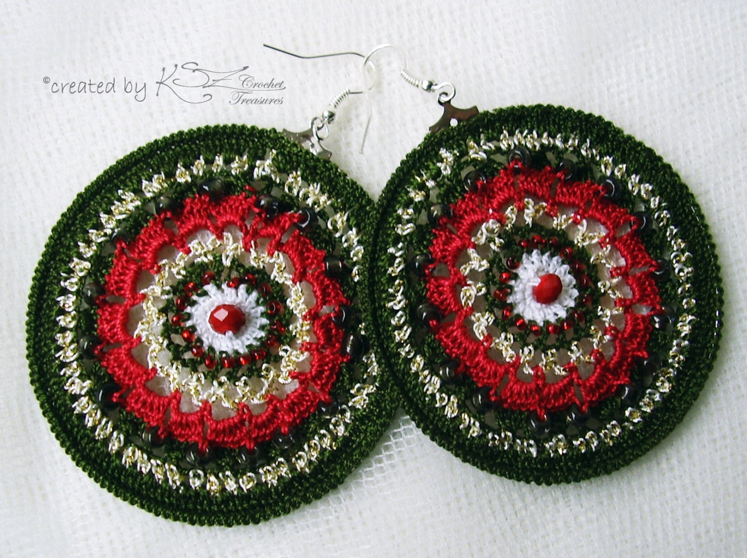 Gehäkelte Ohrringe, Weihnachtsohrringe, Handgemachter Schmuck, Weihnachten Häkeln, Weihnachtsschmuck, Einzigartiges Geschenk, Perlenohrringe, Creolen Gehäkelte Ohrringe, Weihnachtsohrringe, Handgemachter Schmuck, Weihnachten Häkeln, Weihnachtsschmuck, Einzigartiges Geschenk, Perlenohrringe, Creolen von KSZCrochetTreasures