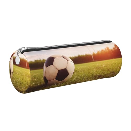 Federmäppchen aus Leder mit Reißverschluss, ästhetischer Stifthalter, Fußball auf einem Feld, Federmäppchen für Damen und Herren, handgefertigt, multifunktional, Reise-Kosmetiktasche für Arbeit, Büro Federmäppchen aus Leder mit Reißverschluss, ästhetischer Stifthalter, Fußball auf einem Feld, Federmäppchen für Damen und Herren, handgefertigt, multifunktional, Reise-Kosmetiktasche für Arbeit, Büro von KTHSNSKL