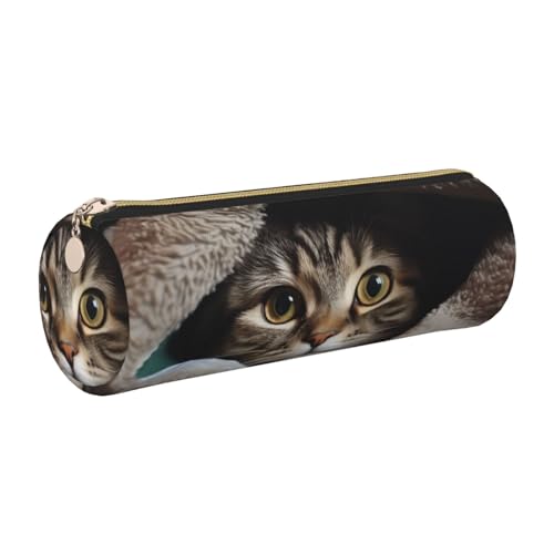 KTHSNSKL Federmäppchen aus Leder mit Reißverschluss – Ästhetischer Stifthalter Katze unter Decke Federmäppchen für Damen und Herren – handgefertigtes Federmäppchen für Reisen, Make-up, für Arbeit von KTHSNSKL
