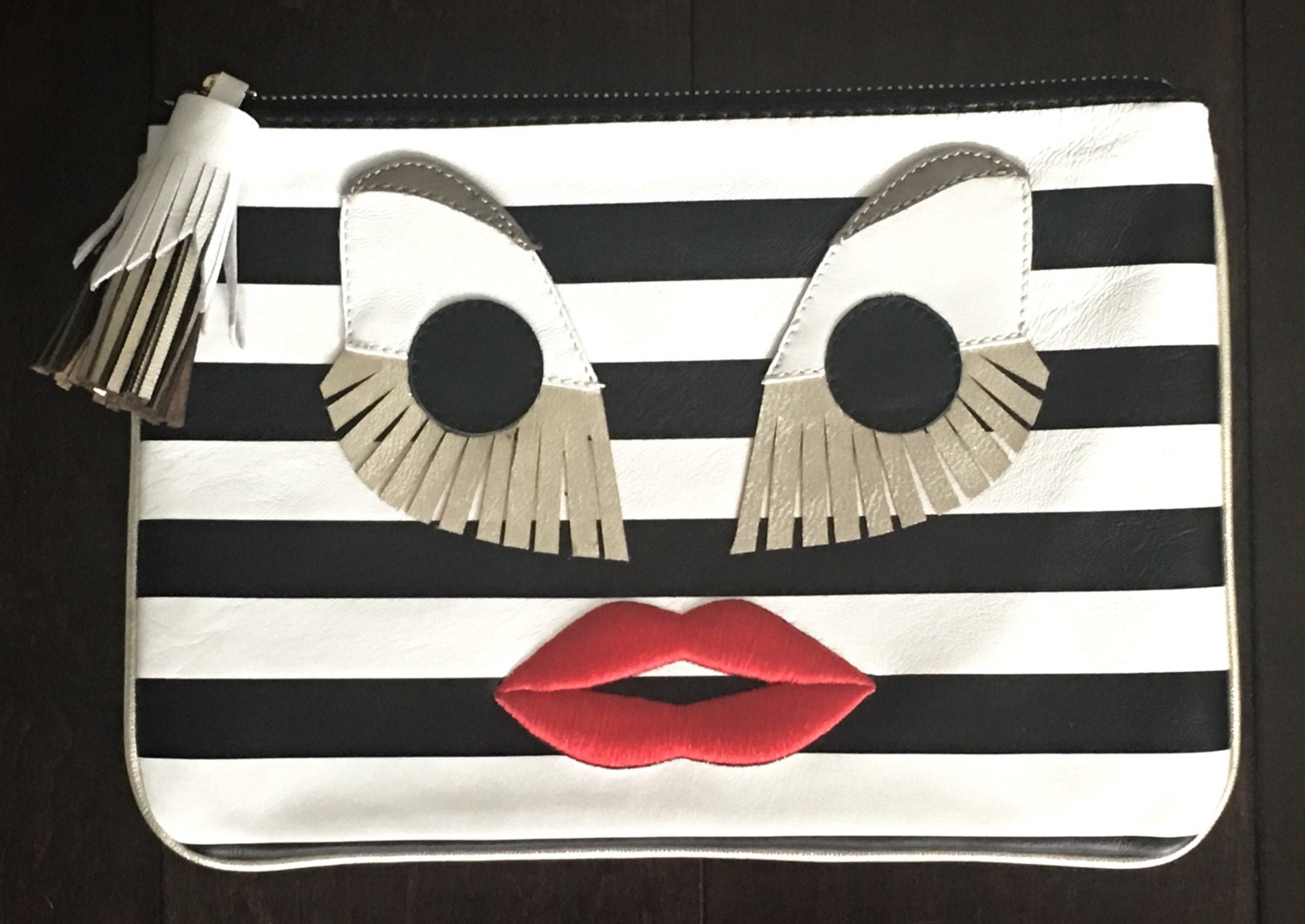 Gestreiftes Gesicht Leder-Etui von KTMACDESIGNS