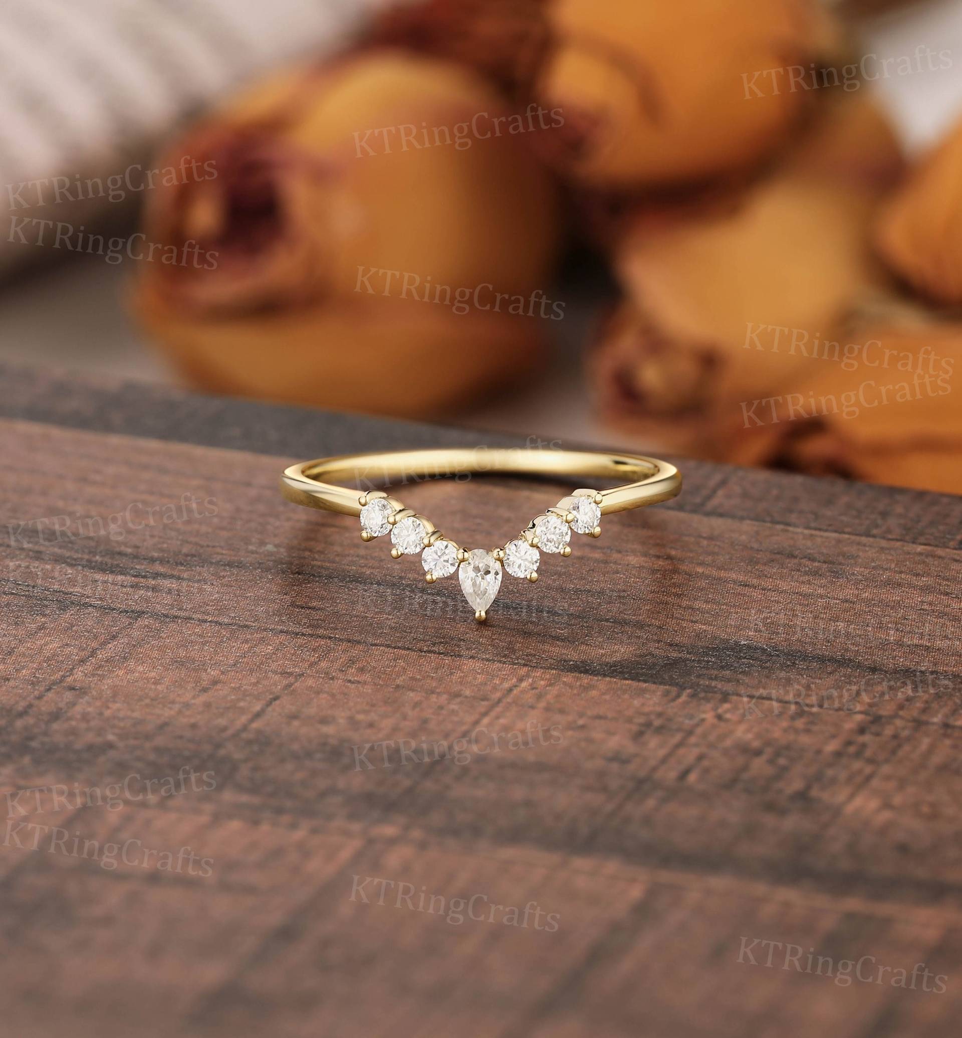 Vintage Gebogene Ehering, Birne Moissanite Ring, Einzigartiger Chevron V-Ring, Zarte Passender V-Förmiger Art-Deco-Diamantring Frauen von KTRingCrafts