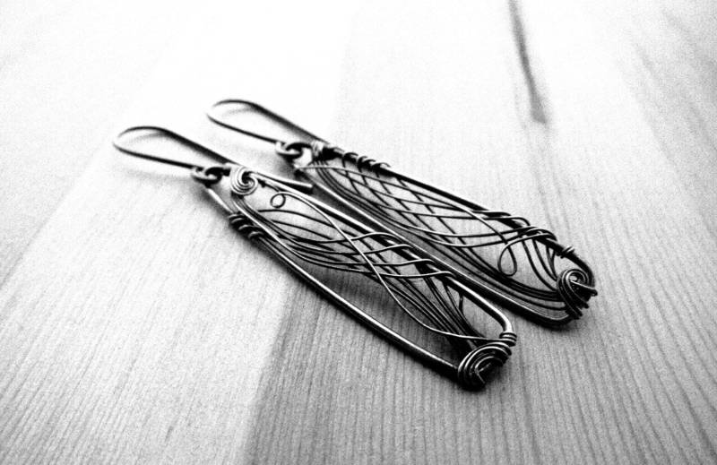 Dunkle Dreiecke Leichte Oxidierte Silberohrringe von KUKLAstudio