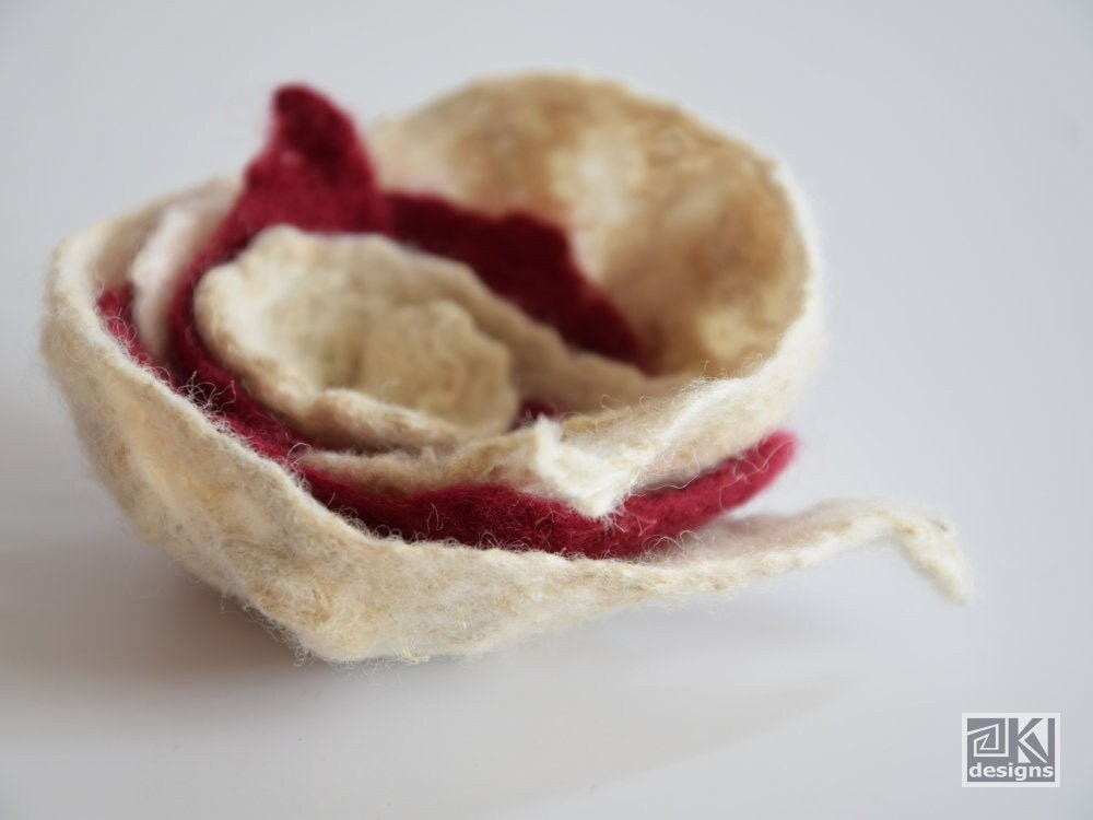 Nass Gefilzte Rose Anstecknadel Blumenbrosche in Beige Und Bordeauxrot Nass Gefilzte Rose Anstecknadel Blumenbrosche in Beige Und Bordeauxrot von KVFeltedDesigns