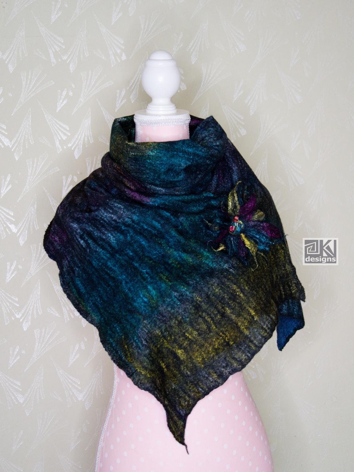 Nuno Gefilzte Schwarzer Schal Aurora Borealis Merino Wolle & Seide Wrap von KVFeltedDesigns