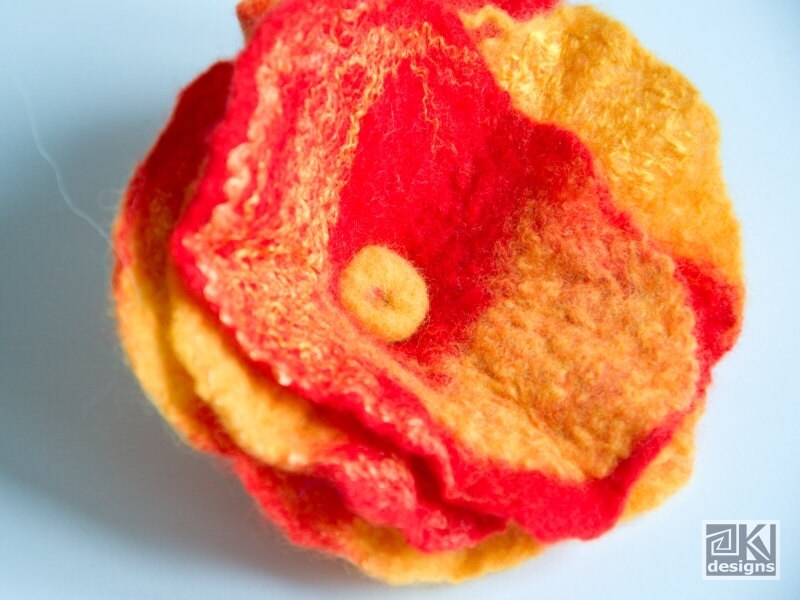 Roter Filz Blume, Blumen, Rot Und Gelb, Gefilzte Blumenbrosche, Rote Rose Brautjungfer Geschenk, Sommerhochzeit, Geschenk Für Frauen Roter Filz Blume, Blumen, Rot Und Gelb, Gefilzte Blumenbrosche, Rote Rose Brautjungfer Geschenk, Sommerhochzeit, Geschenk Für Frauen von KVFeltedDesigns