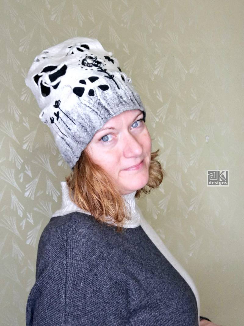 Handgefilzter Hut Aus Merinowolle Mit Blumenstickerei in Schwarzweiß Handgefilzter Hut Aus Merinowolle Mit Blumenstickerei in Schwarzweiß von KVFeltedDesigns