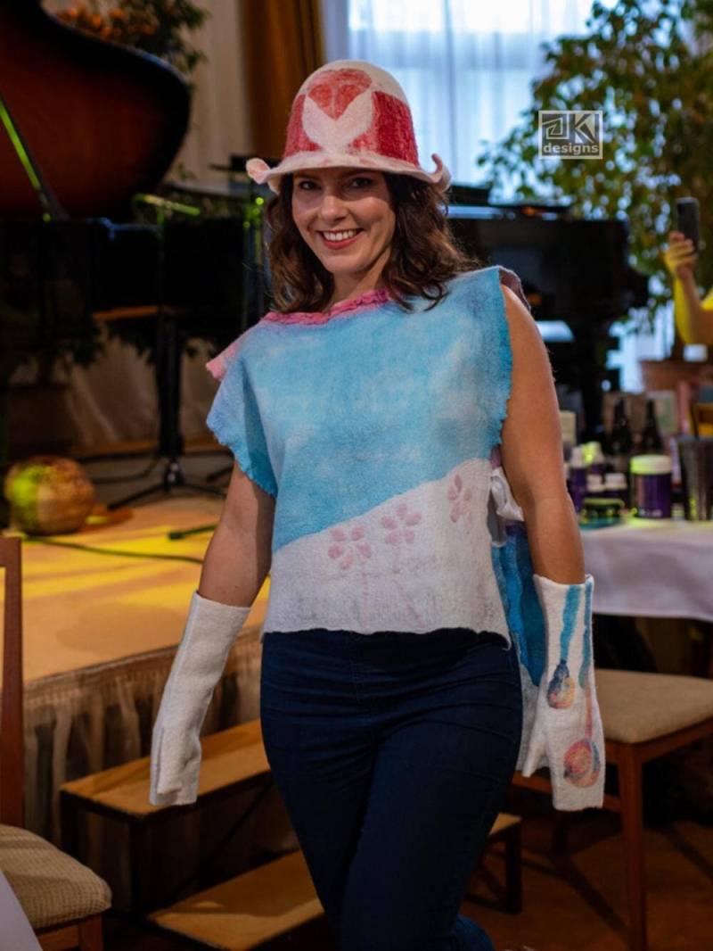 Nuno Gefilzte Weste Merino Wolle & Seide Chiffon, Regenbogen Bemalt von KVFeltedDesigns