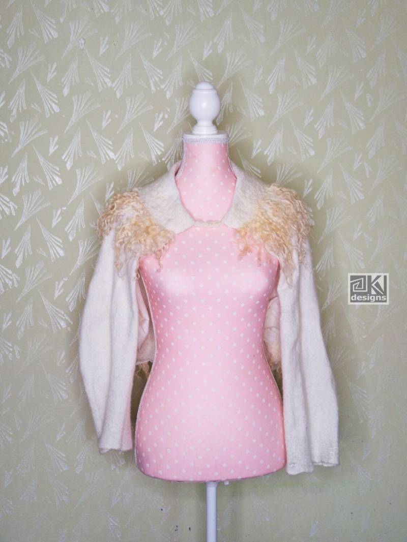 Nuno Wollweste Aus Weißer Merino Und Seide Mit Gefilztem Kragen von KVFeltedDesigns