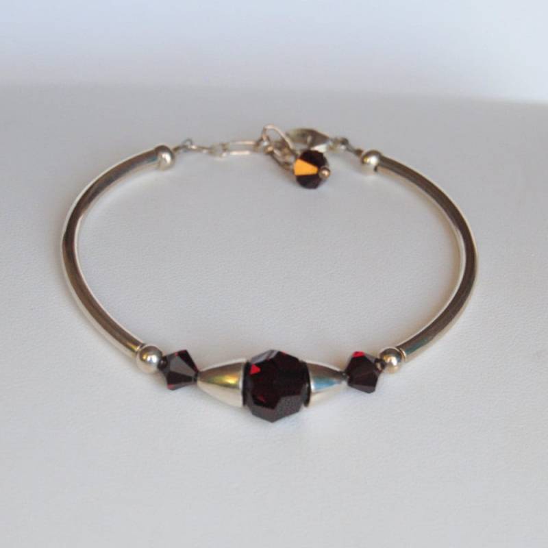 Granat Swarovski Kristall Januar Birthstone Moderne Verstellbare Stapel Armbänder Für Brautjungfern, Mütter Und Geburtstag Mädchen von KVRJewelry