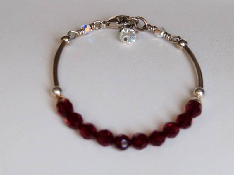 Swarovski Kristall "Siam" Juli Birthstone Verstellbararm & Stapel Armband Für Brautjungfern, Mommies, Sista Und Geburtstag Mädchen von KVRJewelry