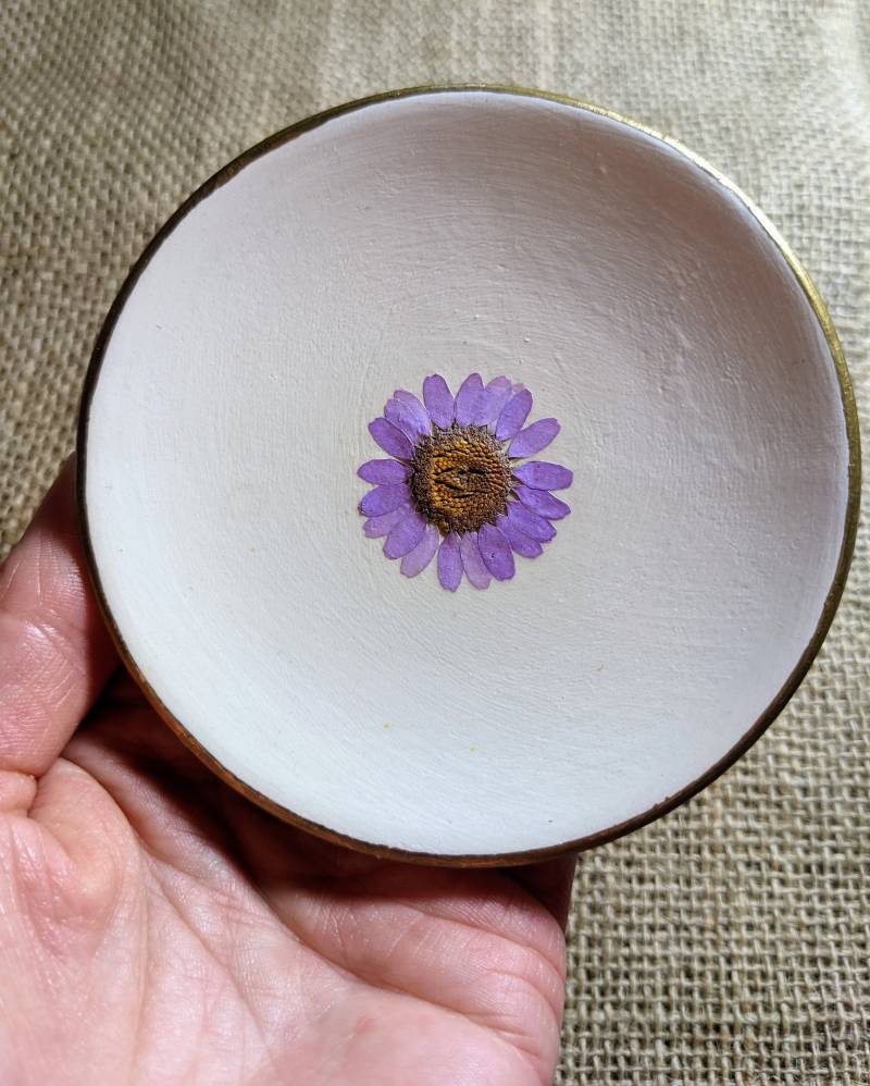 Handgemachte Schmuckschale, Schmuckaufbewahrung, Ringschale, Daisy Gepresste Blumengeschenke, Handgemachtes Geschenk, Raumdekor Handgemachte Schmuckschale, Schmuckaufbewahrung, Ringschale, Daisy Gepresste Blumengeschenke, Handgemachtes Geschenk, Raumdekor von KWCraftsandPrints