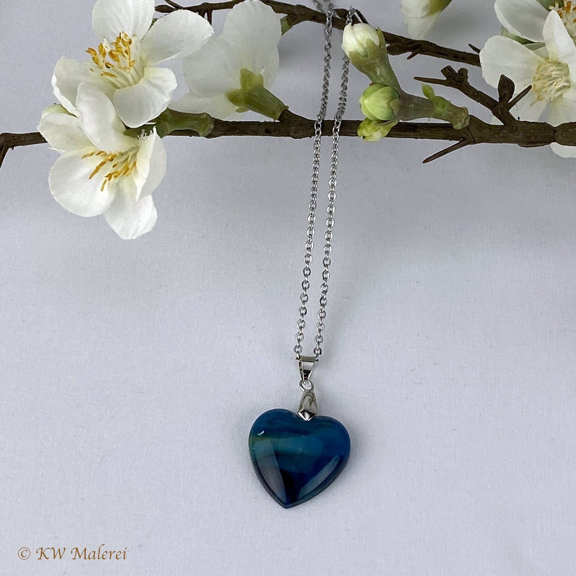 Aussergewöhnliche Kettenanhänger Im Herz-Design Aus Resin An 45 cm Edelstahl-Kette - Unikat Aussergewöhnliche Kettenanhänger Im Herz-Design Aus Resin An 45 cm Edelstahl-Kette - Unikat von KWMalerei