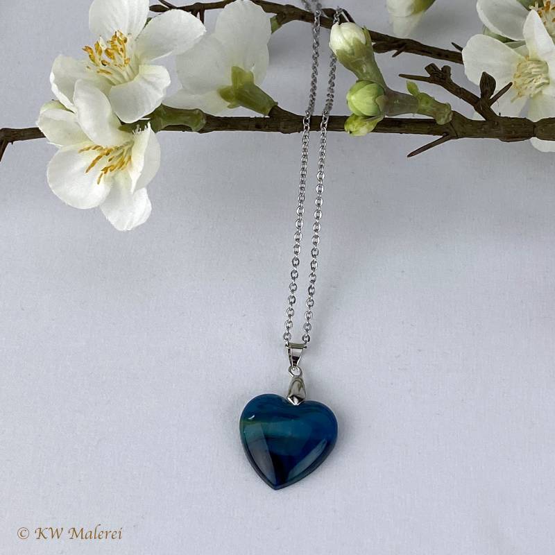 Aussergewöhnliche Kettenanhänger Im Herz-Design Aus Resin An 45 cm Edelstahl-Kette - Unikat Aussergewöhnliche Kettenanhänger Im Herz-Design Aus Resin An 45 cm Edelstahl-Kette - Unikat von KWMalerei