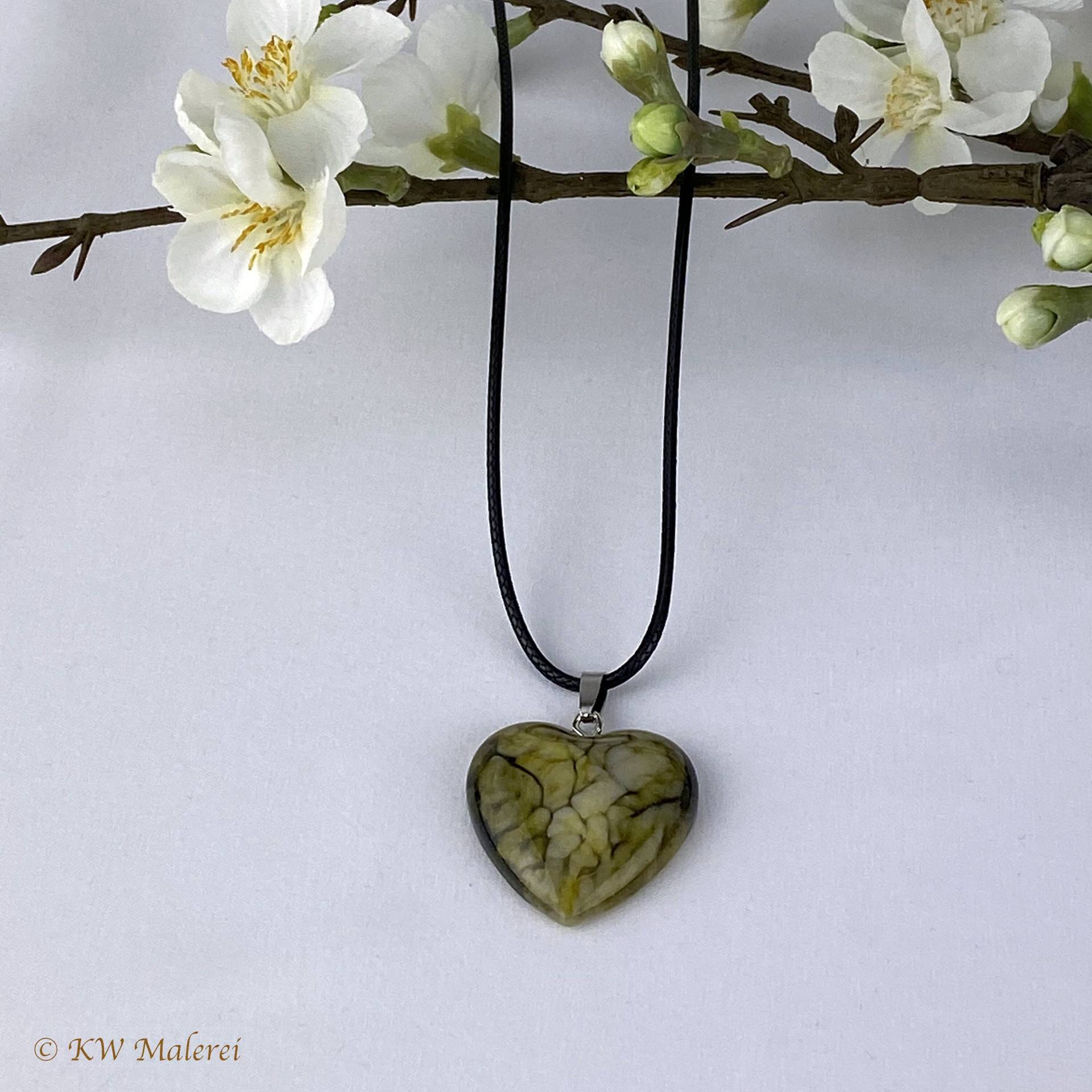 Aussergewöhnliche Kettenanhänger Im Herz-Design Aus Resin An 45 cm Lederband-Kette - Unikat Aussergewöhnliche Kettenanhänger Im Herz-Design Aus Resin An 45 cm Lederband-Kette - Unikat von KWMalerei