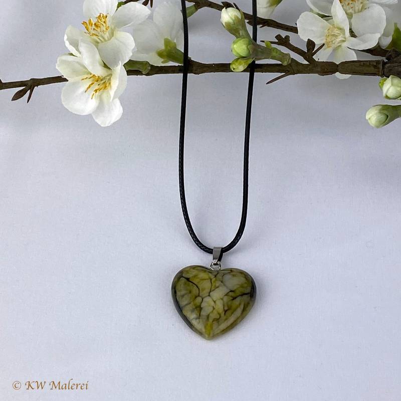 Aussergewöhnliche Kettenanhänger Im Herz-Design Aus Resin An 45 cm Lederband-Kette - Unikat Aussergewöhnliche Kettenanhänger Im Herz-Design Aus Resin An 45 cm Lederband-Kette - Unikat von KWMalerei