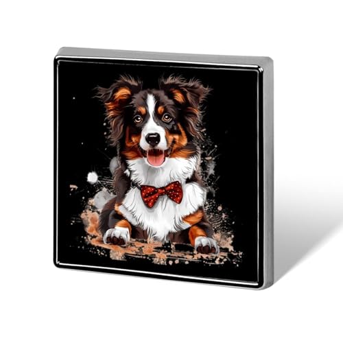 Australian Shepherd Dog mit Fliege, quadratische Revers-Krawattennadeln, lustige Brosche, Anstecknadel, Knopf, Abzeichen, Hut, Kleidung, Zubehör für Männer und Frauen Australian Shepherd Dog mit Fliege, quadratische Revers-Krawattennadeln, lustige Brosche, Anstecknadel, Knopf, Abzeichen, Hut, Kleidung, Zubehör für Männer und Frauen von KWQDOZF