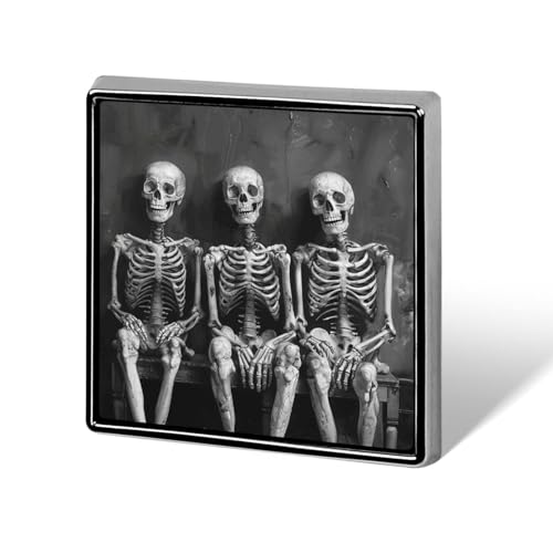 Quadratische Brosche aus Aluminiumlegierung mit drei lächelnden Skeletten, modische Anstecknadeln, Dekoration für Männer und Frauen, Rucksäcke, Kleidung, Jacken, Geschenk von KWQDOZF