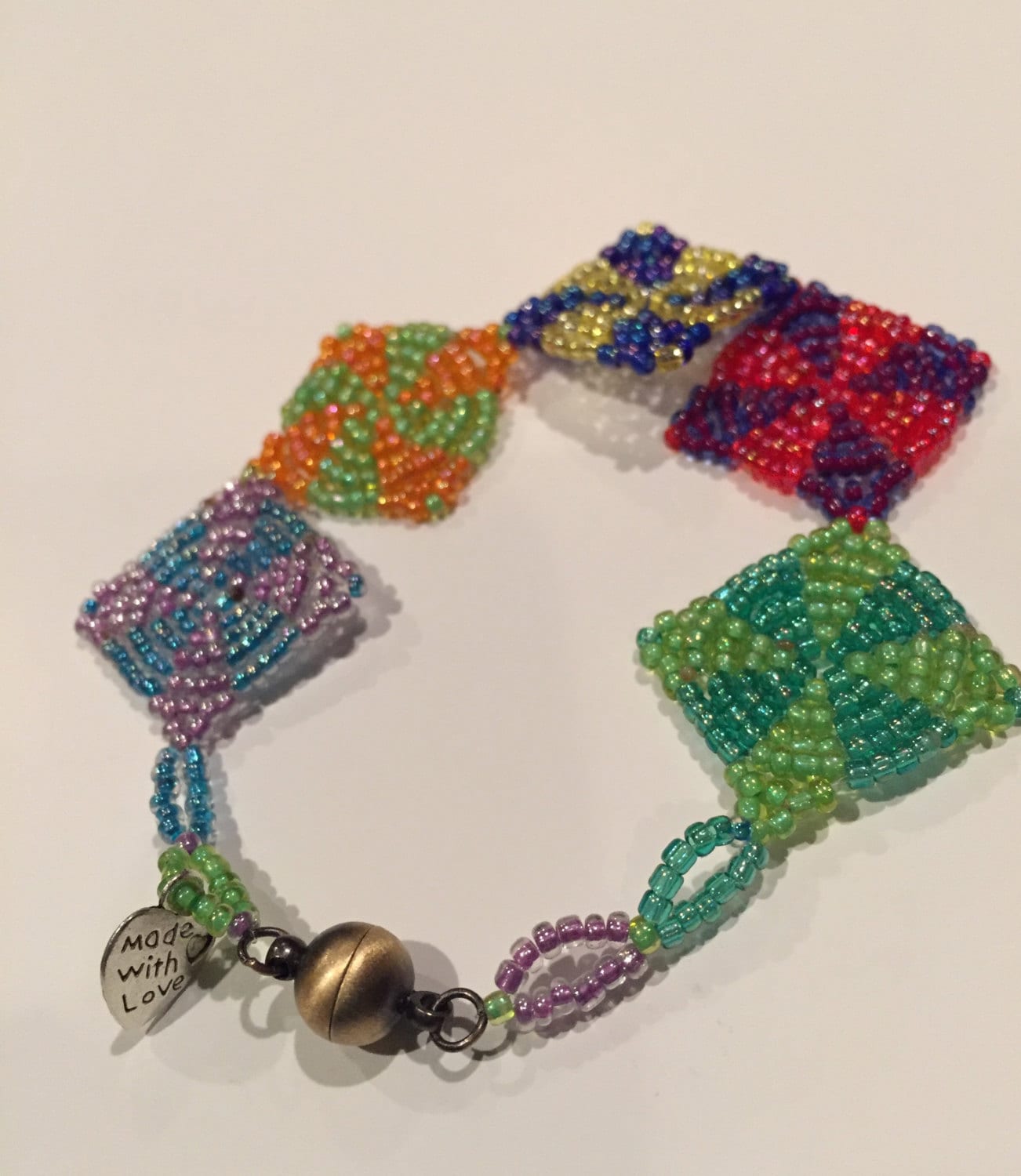 Der "Flickenteppich" Hand Perlen Armband Mit Magnetverschluss Der "Flickenteppich" Hand Perlen Armband Mit Magnetverschluss von KWcouture