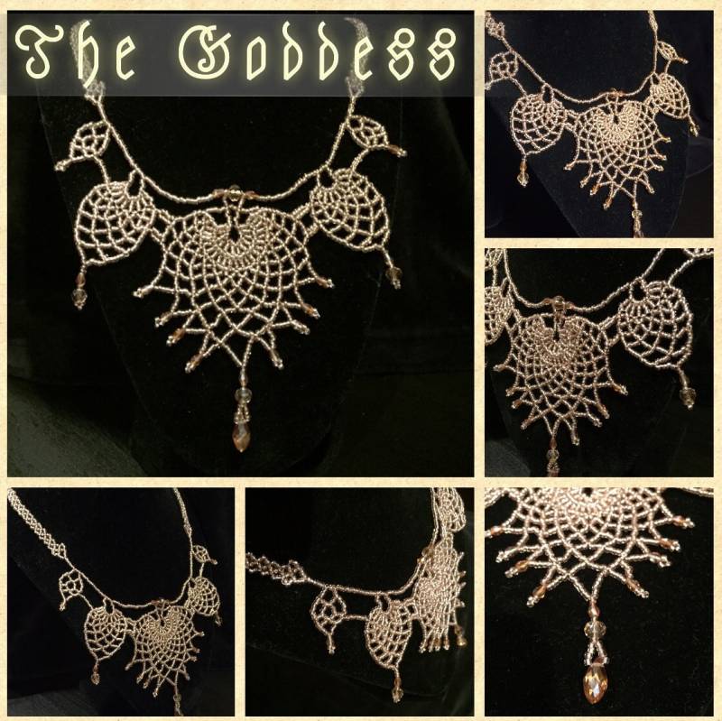 Die "Göttin" Hand Perlen Swarovski Crystal-Halskette in Der Champagne Die "Göttin" Hand Perlen Swarovski Crystal-Halskette in Der Champagne von KWcouture