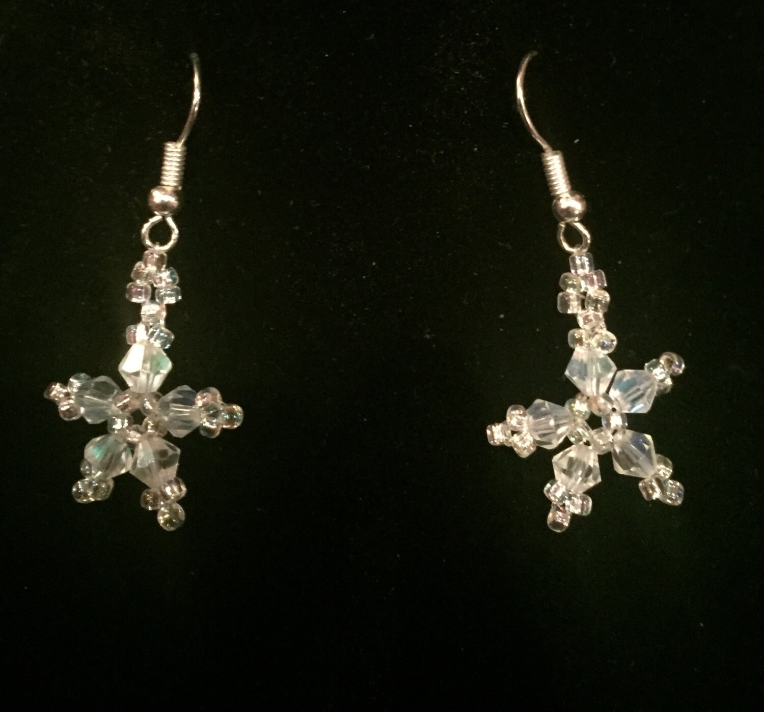 Die "Schneeflocke" Handperlen Swarovski Kristall Ohrringe Die "Schneeflocke" Handperlen Swarovski Kristall Ohrringe von KWcouture