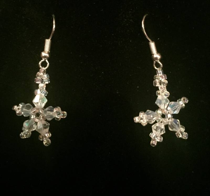 Die "Schneeflocke" Handperlen Swarovski Kristall Ohrringe Die "Schneeflocke" Handperlen Swarovski Kristall Ohrringe von KWcouture