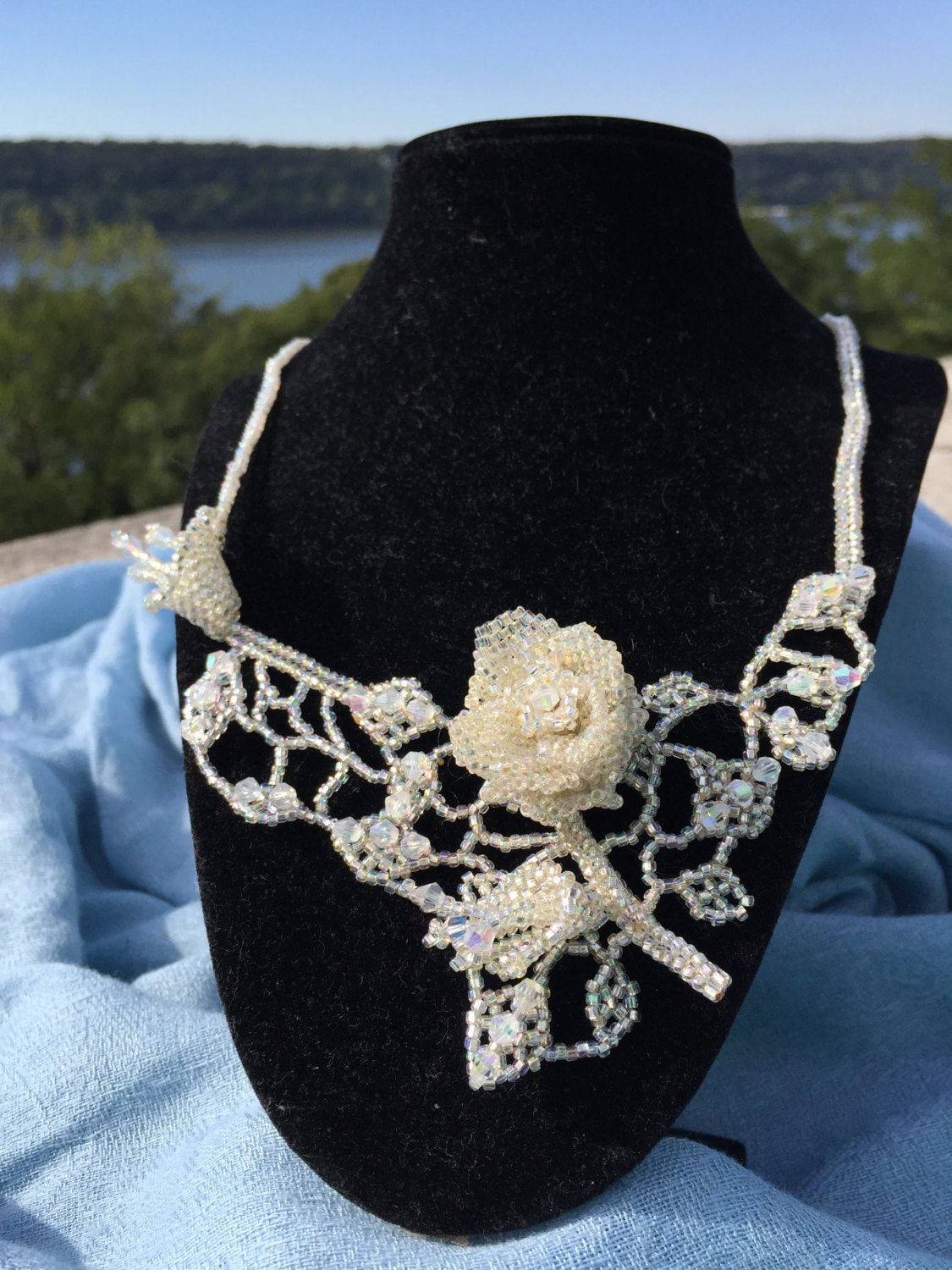 Matte Rose Und Lilie Braut Halskette Mit Silbernen Irisierenden Swarovski Kristallperlen Matte Rose Und Lilie Braut Halskette Mit Silbernen Irisierenden Swarovski Kristallperlen von KWcouture
